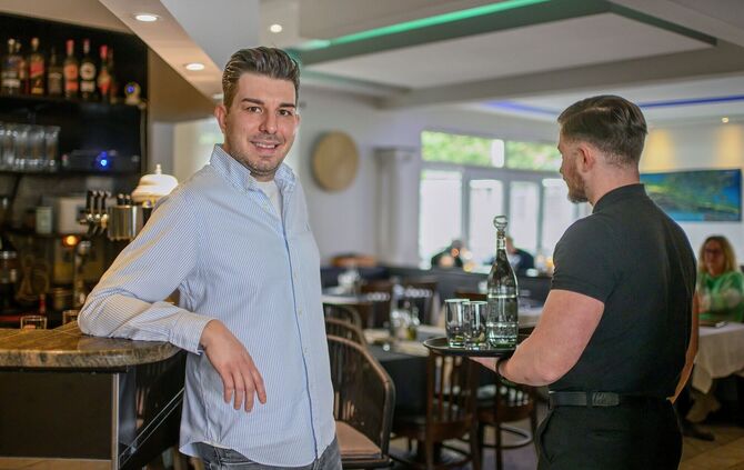 Konstantinos Tsantos arbeitet in erster Linie im Servie in dem griechischen Restaurant "Cavos" in Waiblingen, aber unterstützt a