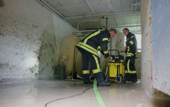 Feuerwehr pumpt in Urbach Keller aus nach Starkregen