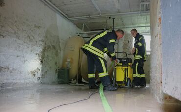 Feuerwehr pumpt in Urbach Keller aus nach Starkregen