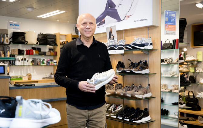 Schuh Sommer Inhaber Karol Brojacz zeigt die neueste Kollektion, Winterbach, 10.01.2025.