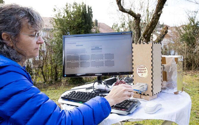 Berit Würtz aus Waiblingen mit der Insektenerfassungseinheit des Projektes "KInsecta", 25.01.2025.