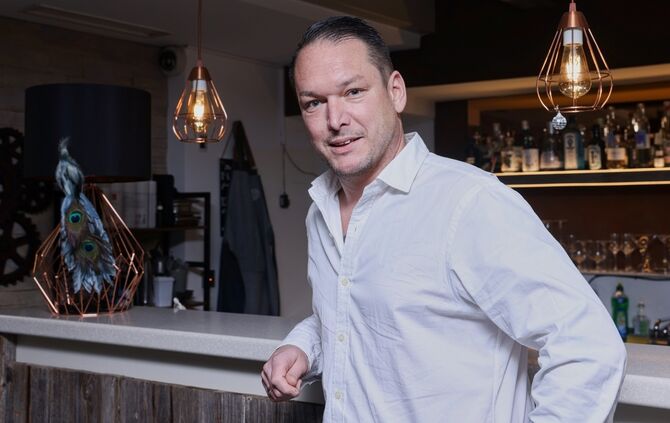 Schorndorf: Der Pfauen wurde vom Gault&Millau von 3 schwarze auf 3 rote Hauben aufgewertet,     Weiterhin wird Nico Burkhardt seit Jahren vom Schlemmer Atlas zu einem oder 50 besten Köche Deutschlands ausgezeichnet und ist im Hornsteinranking mit stetiger