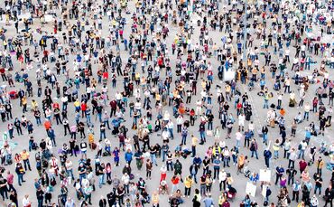 Querdenken Demo auf dem Canstatter Wasen - Tausende Menschen besuchen die Veranstaltung - Abstand wird teilweise nicht eingehalt