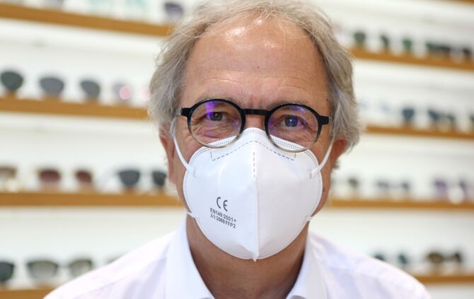 Brille und Maske
