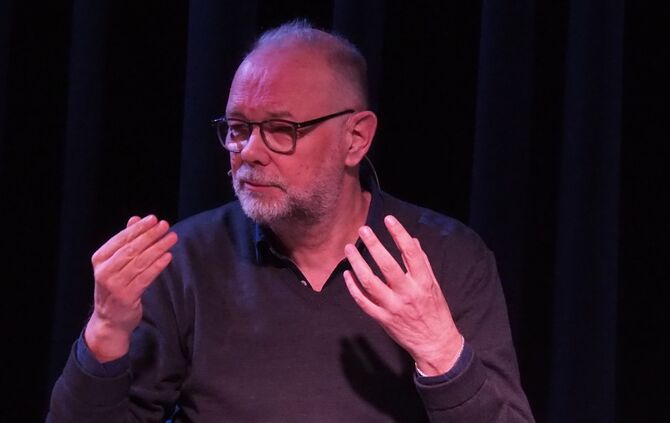 Bernd Ulrich, Redakteur der Wochenzeitung Die Zeit, zu Gast im Talkformat Rendezvous beim Gschwender Musikwinter im Bilderhaus im Januar