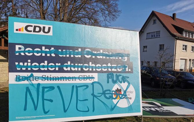 Wahlplakate demoliert