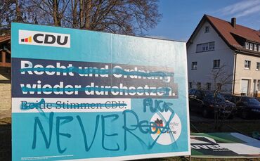 Wahlplakate demoliert