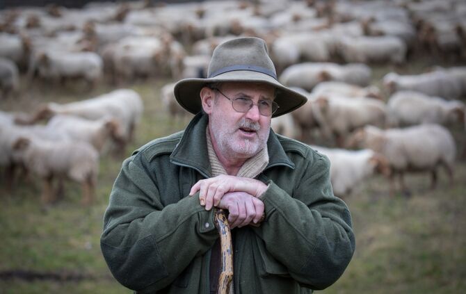 Schäfer Jochen Bacher stellt sein Beweidungskonzept in Winnenden-Hertmannsweiler vor, 28.01.2025.
