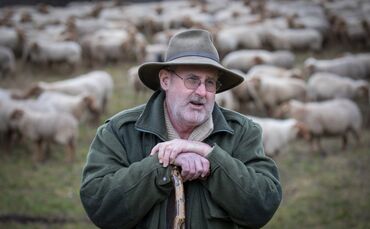 Schäfer Jochen Bacher stellt sein Beweidungskonzept in Winnenden-Hertmannsweiler vor, 28.01.2025.