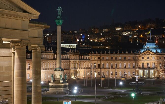 Schlossplatz Stuttgart bei Nacht