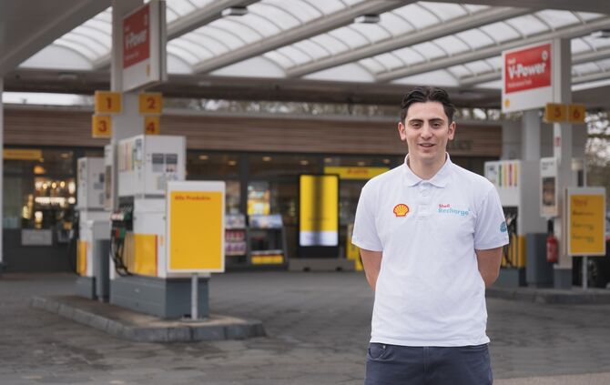Tim Lucca Mazzei hat die Shell-Tankstelle in Hauberbsbronn übernommen