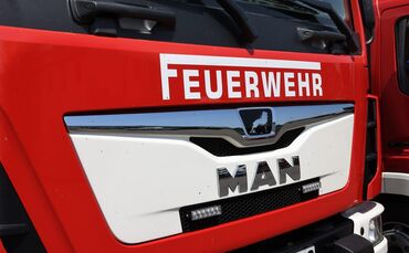 Feuerwehr Blaulicht Brand Feuer Feuerwehreinsatz Feuerwehrfahrzeug Feuerwehrauto Symbol Symbolbild Symbolfoto