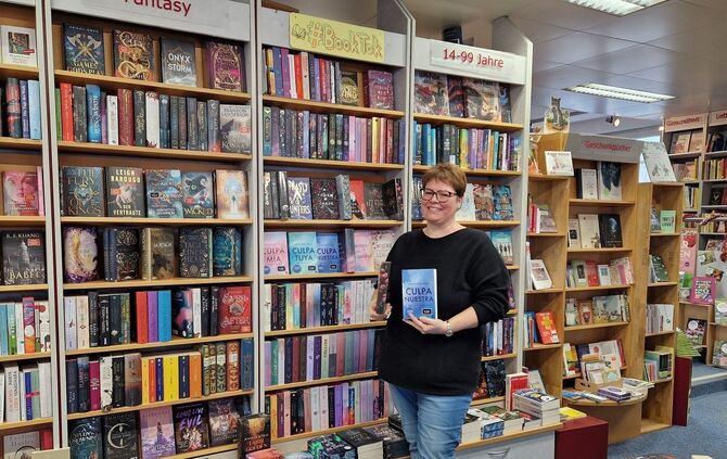 Stefanie Rost vorm Booktok Regal in Limes Buchhandlung
