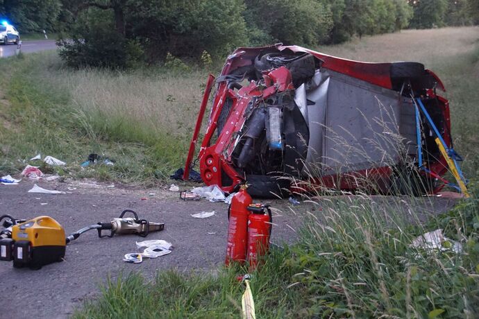 Remseck: Lotus kommt von Fahrbahn ab, Fahrer schwer verletzt