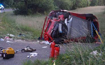 Remseck: Lotus kommt von Fahrbahn ab, Fahrer schwer verletzt