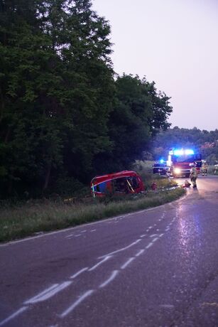 Remseck: Lotus kommt von Fahrbahn ab, Fahrer schwer verletzt
