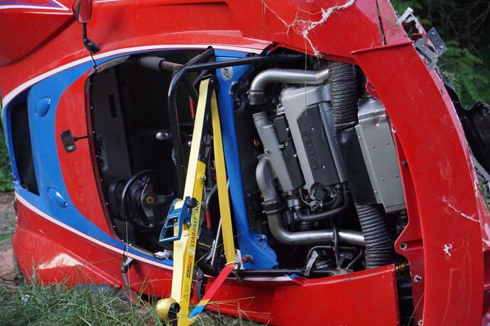 Remseck: Lotus kommt von Fahrbahn ab, Fahrer schwer verletzt