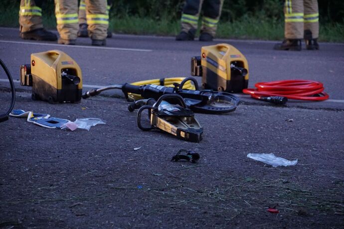 Remseck: Lotus kommt von Fahrbahn ab, Fahrer schwer verletzt