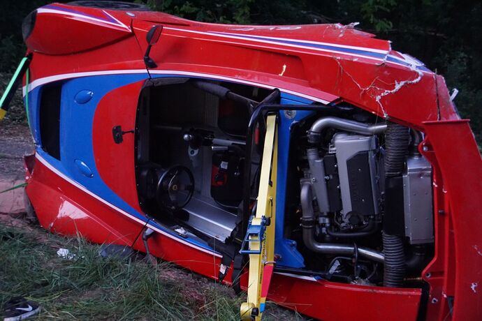 Remseck: Lotus kommt von Fahrbahn ab, Fahrer schwer verletzt