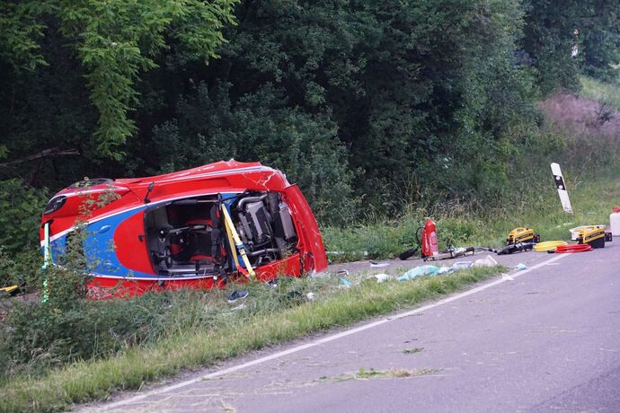 Remseck: Lotus kommt von Fahrbahn ab, Fahrer schwer verletzt
