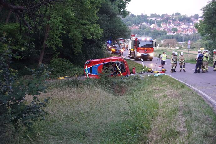 Remseck: Lotus kommt von Fahrbahn ab, Fahrer schwer verletzt