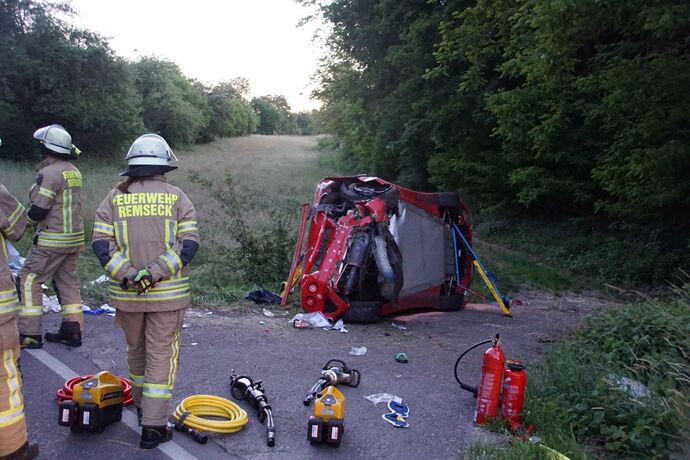 Remseck: Lotus kommt von Fahrbahn ab, Fahrer schwer verletzt