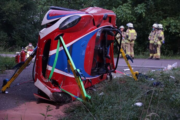 Remseck: Lotus kommt von Fahrbahn ab, Fahrer schwer verletzt