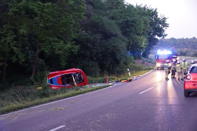 Remseck: Lotus kommt von Fahrbahn ab, Fahrer schwer verletzt