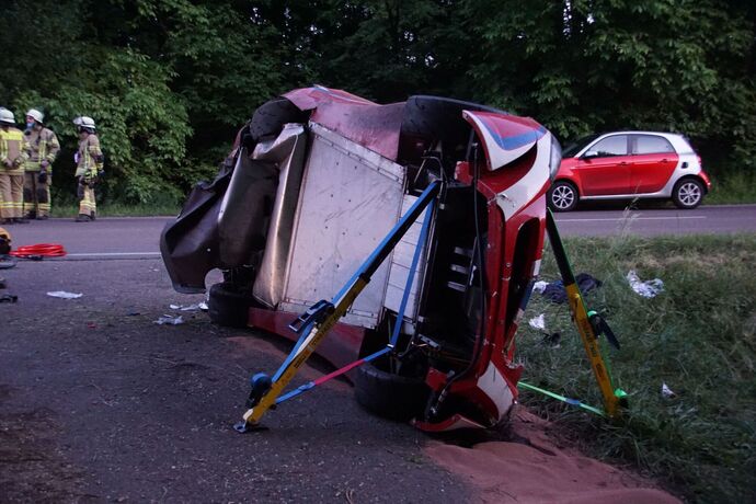 Remseck: Lotus kommt von Fahrbahn ab, Fahrer schwer verletzt