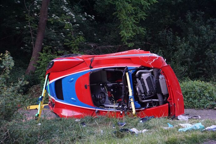 Remseck: Lotus kommt von Fahrbahn ab, Fahrer schwer verletzt