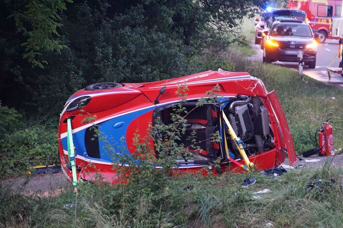 Remseck: Lotus kommt von Fahrbahn ab, Fahrer schwer verletzt