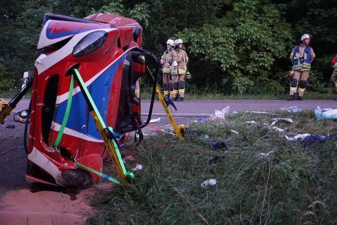 Remseck: Lotus kommt von Fahrbahn ab, Fahrer schwer verletzt