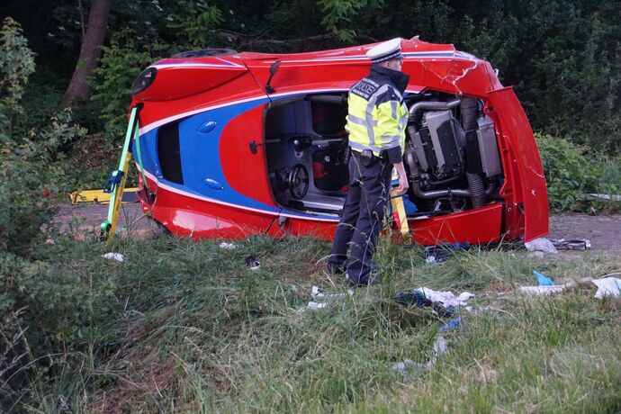 Remseck: Lotus kommt von Fahrbahn ab, Fahrer schwer verletzt