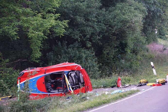 Remseck: Lotus kommt von Fahrbahn ab, Fahrer schwer verletzt