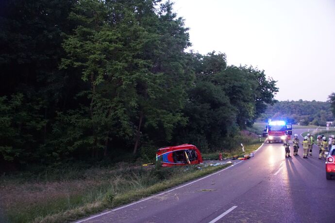Remseck: Lotus kommt von Fahrbahn ab, Fahrer schwer verletzt