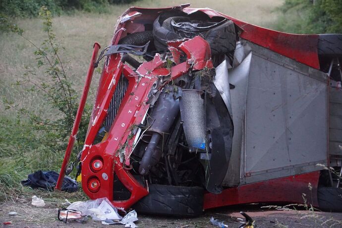 Remseck: Lotus kommt von Fahrbahn ab, Fahrer schwer verletzt