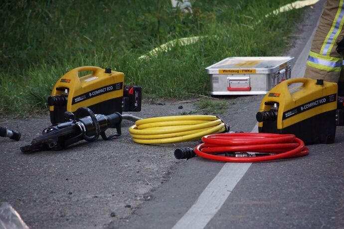 Remseck: Lotus kommt von Fahrbahn ab, Fahrer schwer verletzt