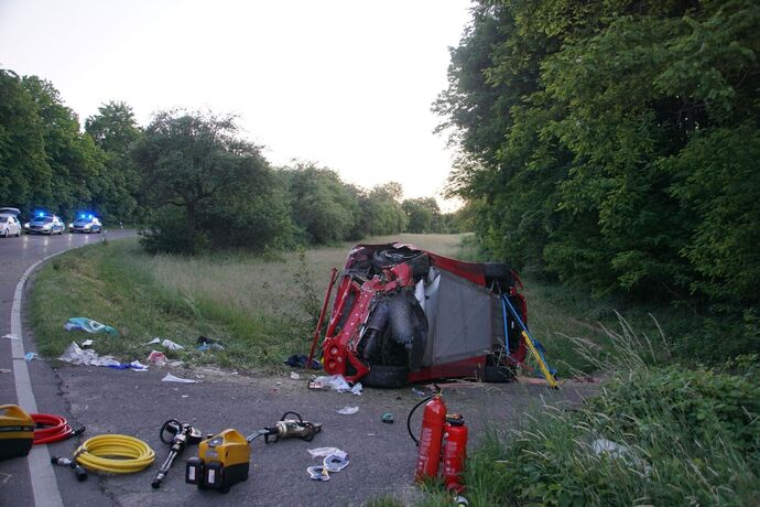 Remseck: Lotus kommt von Fahrbahn ab, Fahrer schwer verletzt