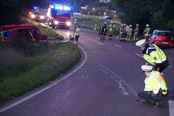 Remseck: Lotus kommt von Fahrbahn ab, Fahrer schwer verletzt
