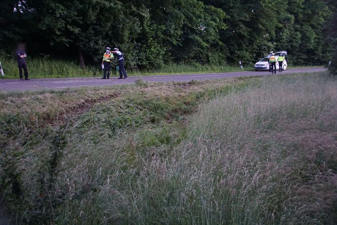 Remseck: Lotus kommt von Fahrbahn ab, Fahrer schwer verletzt