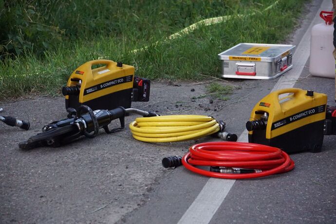 Remseck: Lotus kommt von Fahrbahn ab, Fahrer schwer verletzt