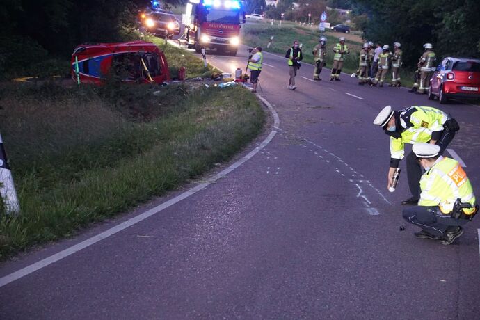 Remseck: Lotus kommt von Fahrbahn ab, Fahrer schwer verletzt