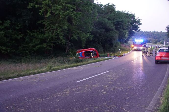 Remseck: Lotus kommt von Fahrbahn ab, Fahrer schwer verletzt