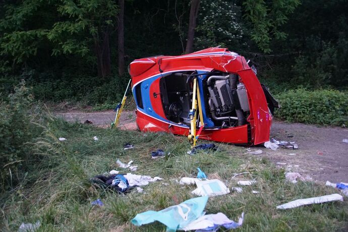 Remseck: Lotus kommt von Fahrbahn ab, Fahrer schwer verletzt