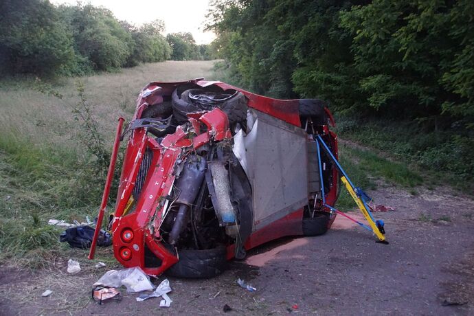 Remseck: Lotus kommt von Fahrbahn ab, Fahrer schwer verletzt