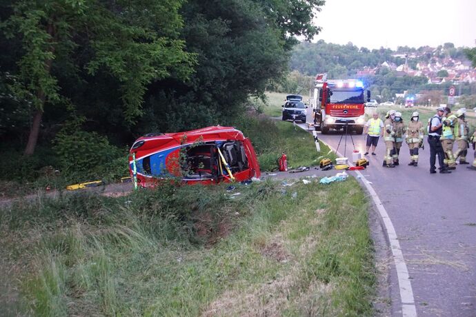 Remseck: Lotus kommt von Fahrbahn ab, Fahrer schwer verletzt