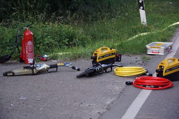 Remseck: Lotus kommt von Fahrbahn ab, Fahrer schwer verletzt