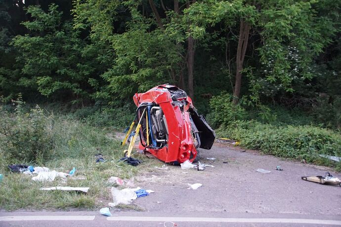 Remseck: Lotus kommt von Fahrbahn ab, Fahrer schwer verletzt