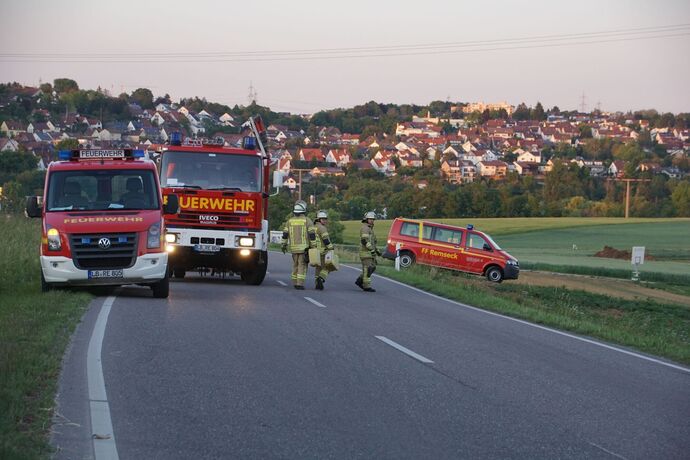 Remseck: Lotus kommt von Fahrbahn ab, Fahrer schwer verletzt