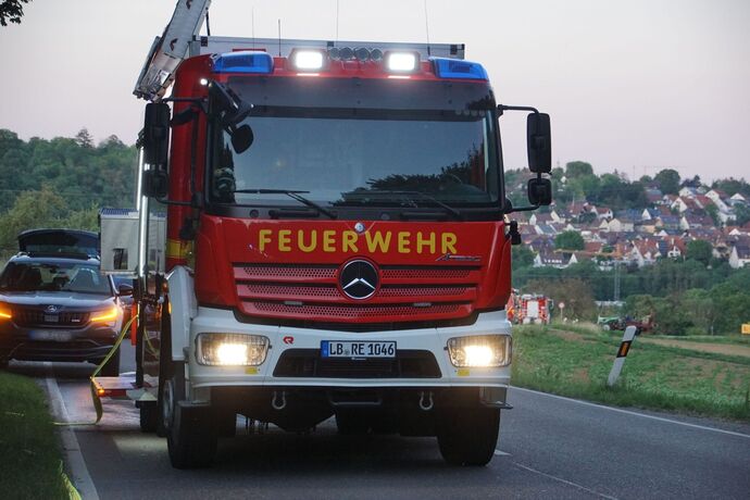 Remseck: Lotus kommt von Fahrbahn ab, Fahrer schwer verletzt